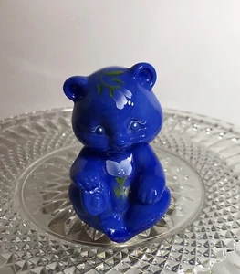 FENTON Art GLass BLAUBÄR mit Blumen vorne hinten handbemalt von B. Stanley - Bild 1 von 9
