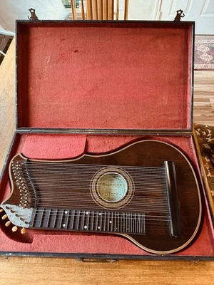 Cabezal de máquina grabado con incrustaciones de madera de cítara Washburn 1892 estuche original libro de cuerdas adicionales Foto 1 de 4