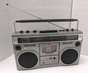 Vintage Hitachi Ghetto Boom Box TRK-7500H lettore cassette registratore AM/FM - Foto 1 di 13
