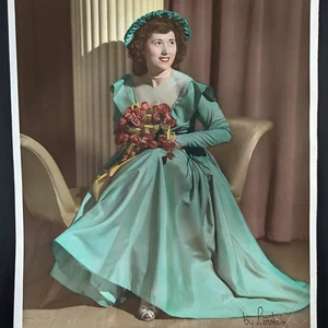 Impresionante foto de estudio vintage coloreada a mano retrato mujer usando un vestido flores - Imagen 1 de 6