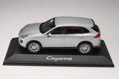 Minichamps Porsche Cayenne (2014) silber silver Porsche Driver's Selection 1:43 - Bild 1 von 4