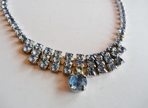 Hermoso collar vintage de diamantes de imitación con puntas azules de 15" - Imagen 1 de 3