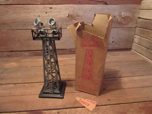 VINTAGE LOUIS MARX FLOOD LIGHT TOWER & BOX - Picture 1 of 8