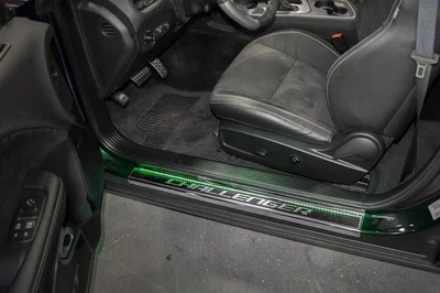 Alféizar de puerta de fibra de carbono con LED verdes para Dodge Challenger 2008-2019 Foto 1 de 4
