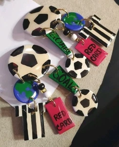 Vintage MAM Designs FUSSBALL Motiv Sport baumeln Clip auf signierte 3,5" Ohrringe! - Bild 1 von 10