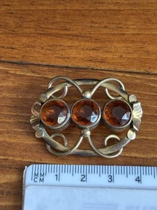 Antique Victorian Brooch Beautiful Colours Glass Item Curios Unusual Design 6g - Afbeelding 1 van 2
