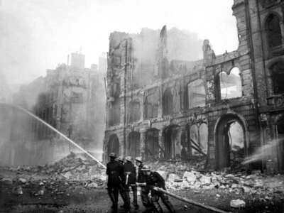 V4193 Bomberos Londres Bombardeo Segunda Guerra Mundial Segunda Guerra Mundial Retro BW PÓSTER DE PARED IMPRESIÓN UK Foto 1 de 4