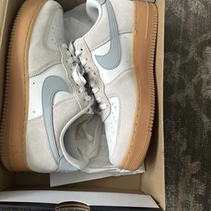 *NEW* MEN Nike Air Force 1 '07 LV8 Phantom/Lt Smoke Grey (FQ8714 002) - Picture 1 of 1