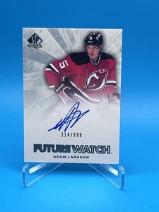 2011 SP AUTHENTIC #230 ADAM LARSSON AUTO ROOKIE FUTURE WATCH 114/999 MINT DEVILS - Bild 1 von 3