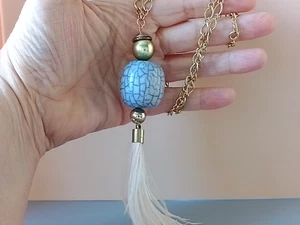 "W10"--unique gold tone crackled grey bead fine silky feather pendant necklace - Picture 1 of 5
