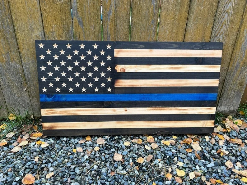 Antigua bandera decorativa de madera pintada a mano con hermoso acabado línea azul y amarilla Foto 1 de 4