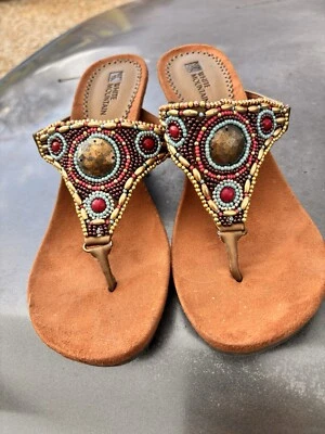 Hermosas sandalias de cuña blancas Mountain para mujer talla 6,5 con cuentas 0042 Foto 1 de 4