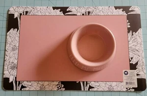 Marca Whisker City: Nuevo conjunto de moño de comida rosa para gato ""Feed Me Maow - Imagen 1 de 11