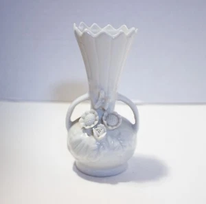Jarrón Mini Bud 4,25" Floral Todo Blanco con Manijas Cerámica/Porcelana Taiwán ROC - Imagen 1 de 7