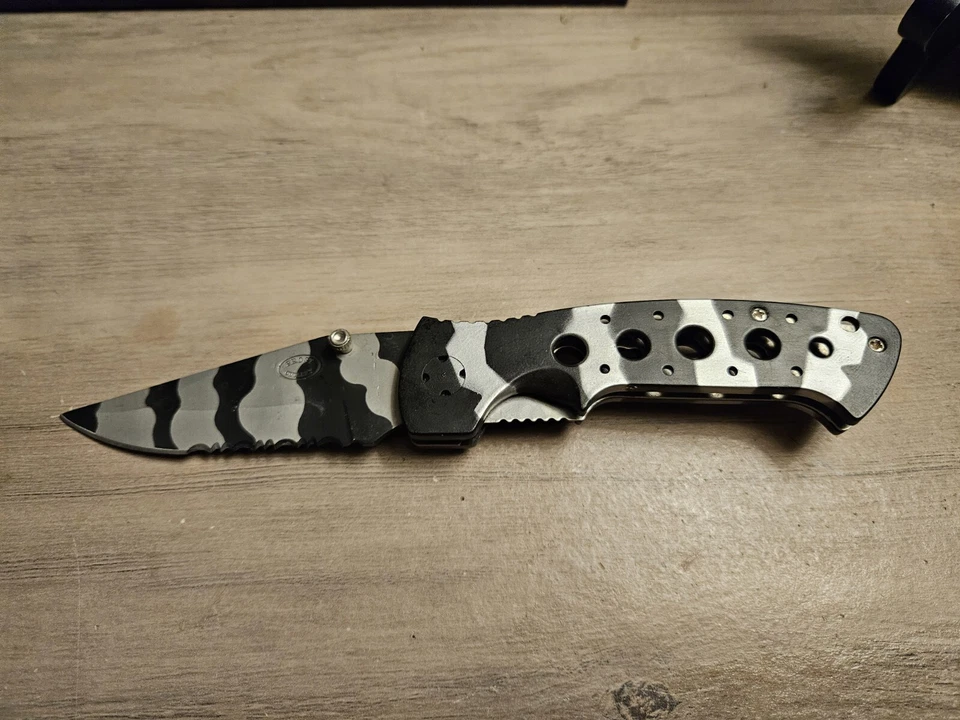 FROST BRAND SAFARI PRINT POCKET FOLDING KNIFE - LINERLOCK - Image 1 of 4