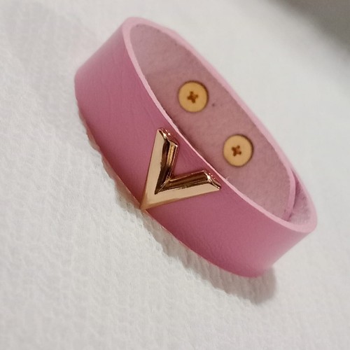 Bracciale Valentino in pelle rosa con logo a V oro accessorio moda unisex