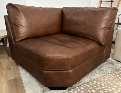 Sofá POTTERY BARN Assento Profundo Seccional Couro Marrom (Peça de Canto de Cunha) - Imagem 1 de 4