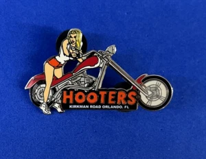 ORLANDO, FL - HOOTERS BLONDES BIKER MÄDCHEN AUF ROTEM CHOPPER MOTORRAD BIKE PIN - Bild 1 von 2