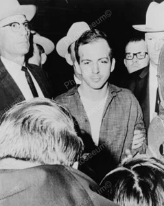 Foto antigua 8x10 reimpresión vintage de Oswald rodeado de multitud años 60 - Imagen 1 de 1