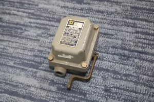 Interruptor de flotador Square-D 9036 DW-1, 2 polos 600V - Imagen 1 de 4