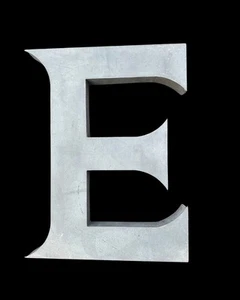 Lettera vintage metallo "E" 24" alluminio industriale casale arredamento recupero vintage 6lb - Foto 1 di 1