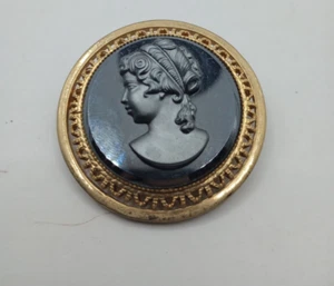 INTAGLIO CAMEO LADY SCHWARZ SATINIERTES GLAS 1,75" GOLD FILIGRAN OVAL BROSCHE VINTAGE - Bild 1 von 3