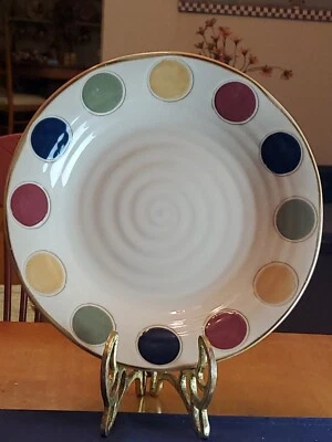 Plato de cena Pier 1 Imports 11,5" PUNTOS rojo, azul, verde y dorado en crema usado en excelente estado Foto 1 de 4