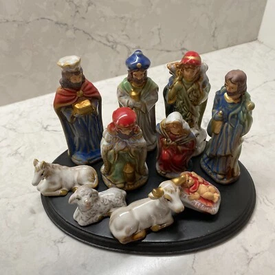Statuine Natività Nascita di Gesù in Ceramica Decorative Natalizie con Base (10 Pezzi) - Immagine 1 di 4