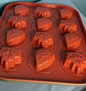 Pampered Chef Fall-Harvest Cake Pan 6 Leaves & 6 Pinecones molded Only Used Once - Picture 1 of 7