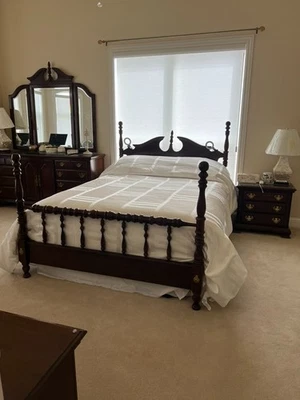 Queen樱桃木卧室家具套装 — 第 1/4 张图片