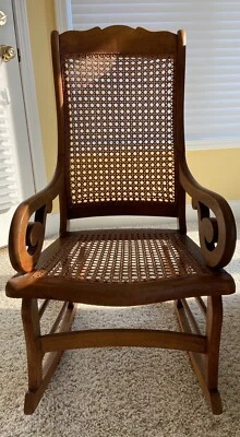 Antigua mecedora Lincoln de arce tigre de finales del siglo XIX con brazos de cola de ballena Foto 1 de 4