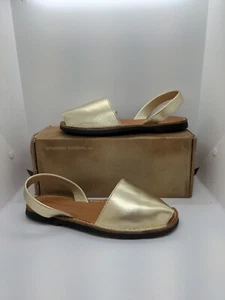 New The Spanish Sandal Co Women's Peep Toe Flat Sandals Metallic Gold Sz 9.5 - Picture 1 of 11