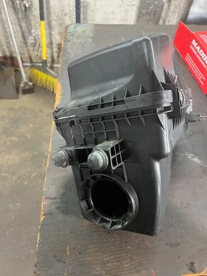 2004-2007 saturn vue 3.5L air filter cleaner housing  box OEM 2005 2006 - Image 1 of 4