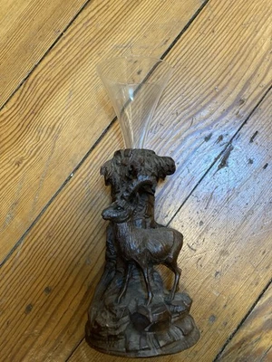 ANTIGUO CIERVO DE PIE TALLADO EN MADERA DE BRIENZ NEGRO/BOSQUE NEGRO CON JARRÓN DE PERGNE Foto 1 de 4