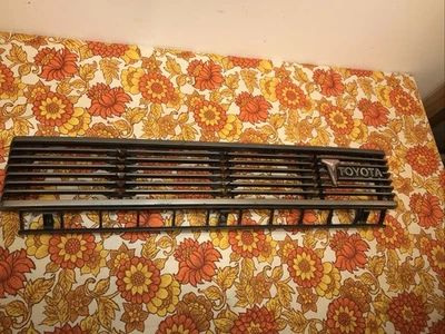 Toyota Hilux Pickup 1979 1980 81 82 83 1984 RN30/40 placa emblema parrilla genuina Foto 1 de 4