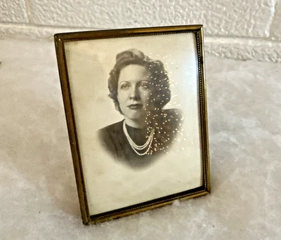 Marco de fotos vintage MINI convexo de vidrio burbuja de latón en relieve Foto 1 de 4