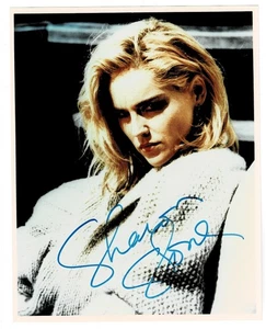 ORIG. FOTO A COLOR - FIRMADA por Sharon Stone - Escena de Instintos Básicos - 1992 - Imagen 1 de 1