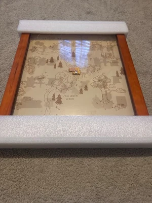 Marco de pasador de exhibición de madera de cien acres Foto 1 de 3