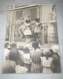 Vintage 20er Jahre TATTOOED DAMEN & SCHWALBEN Schwert Schwalbe SIDESHOW RPPC 45/8x31/2" - Bild 1 von 3