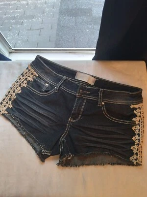 Pantalones cortos de mezclilla azules para mujer Almost Famous con encaje en cada lado talla 7 Foto 1 de 4