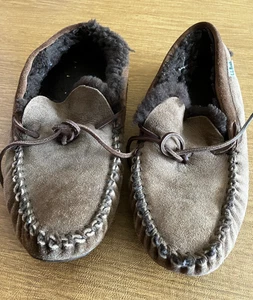 Men's LL Bean Mountain Slippers Size 10 Brown Color Fleece Insides GREAT SHAPE - Picture 1 of 11