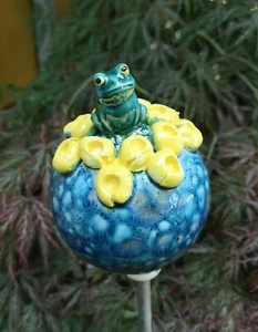 Rosenkugel mit kleinem Frosch - Handarbeit -DEKO blau grün gelb - Bild 1 von 4
