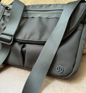 Lululemon Purse Festival Bag II Crossbody Green Nylon Flap Over Zipper Pocket - Imagen 1 de 24
