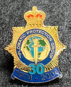 INSIGNIA PIN GRUPO PROTECCIÓN DIPLOMÁTICA 30 AÑOS 1974-2004 POLICÍA METROPOLITANA - Imagen 1 de 4