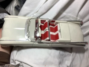 MAISTO 1959 WHITE CADILLAC ELDORADO BARITZ 1:12, RED & WHITE INTERIOR., EXCELL.! - Picture 1 of 12