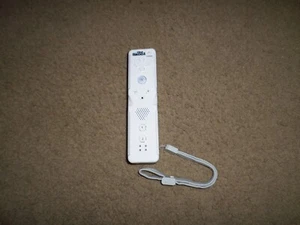 Old Skool Wireless Remote for Nintendo Wii and Wii U White - Picture 1 of 3