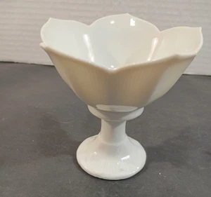White lotus bowl on pedestal approx. 4" diameter x 4" tall VGC - Picture 1 of 6