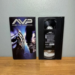 Alien Vs. Predator (VHS, 2004) Late Release HTF Sci-Fi Horror AVP VTG Tape - Picture 1 of 3