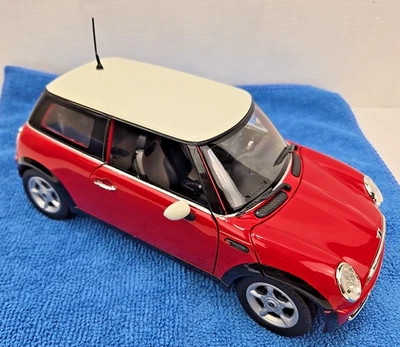 2001 MINI COOPER RED & WHITE 1:18 MOTORMAX OPENING HOOD, DOORS & REAR GATE NICE! - Image 1 of 4