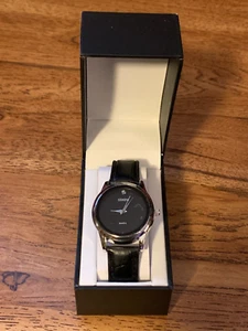 Herrenuhr - Geneva - schwarzes Gehäuse & Band mit schwarzem Zifferblatt - Quarz/Datum - NEU - Bild 1 von 6